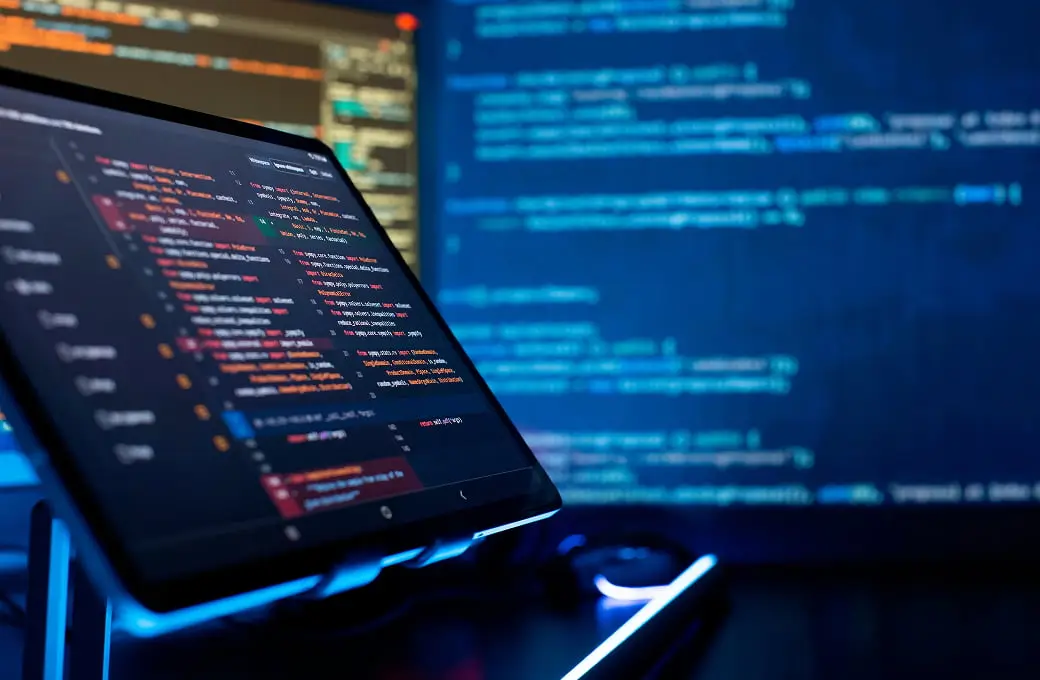 パソコン画面に表示されたプログラミングコードやコマンドラインの様子。