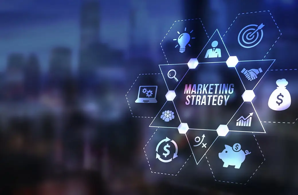 中央に「MARKETING STRATEGY」と表示され、周囲にビジネスアイコンが配置されたデジタルグラフィックの様子。
