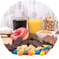 ドーナツやチョコレート、ジュース類などの甘いお菓子と飲み物が並べられた様子。