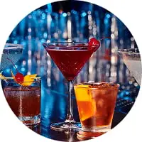 カクテルグラスに注がれた赤い飲み物とオレンジ色の飲み物が並んでいる様子。